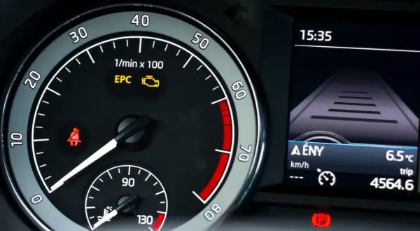 Testigo EPC encendido en el tablero del coche, junto a la luz del cinturón y la pantalla digital.