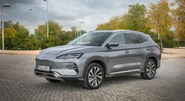 Gris BYD Seal SUV estacionado en un camino de adoquines, listo para una prueba de manejo.