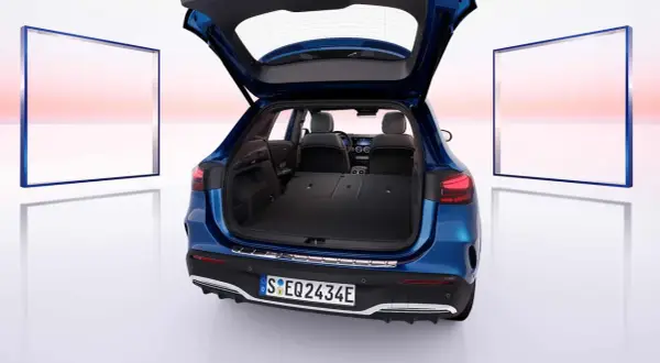 Maletero abierto del Mercedes EQA, mostrando su amplitud. Las dimensiones del Mercedes EQA son ideales para tu día a día.
