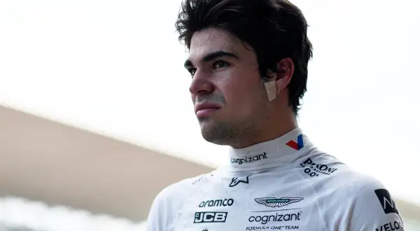 Lance Stroll, piloto de Aston Martin, con una tirita en la oreja, mira al horizonte con determinación.