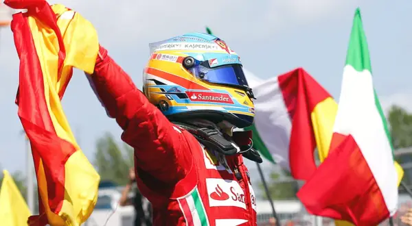 Fernando Alonso, piloto de Ferrari, celebra con la bandera española.