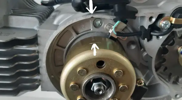 Marcas en el volante y carcasa del motor para el reglaje de válvulas.
