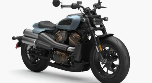 Motocicleta Harley-Davidson azul claro, lista para una cotización. Diseño moderno con detalles en bronce y escape doble.