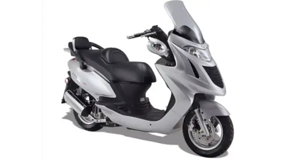 Scooter plateado, modelo Grand Dink 125, con asiento doble, parabrisas alto y detalles cromados.