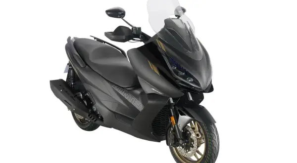 Scooter Zontes E350 negro mate, con detalles dorados. A pesar de su diseño, algunos usuarios reportan zontes e350 problemas.
