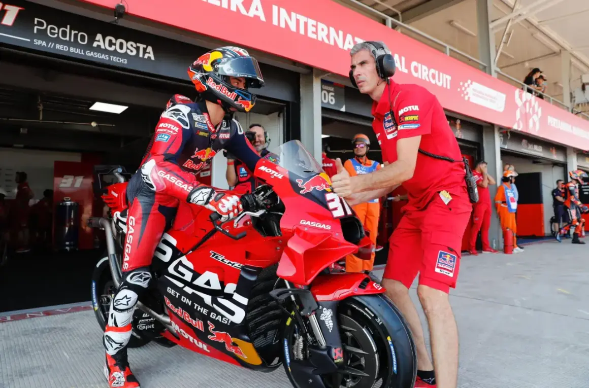 Piloto Pedro Acosta con su moto GasGas en el Mandalika Circuit. Un miembro del equipo le da el visto bueno.