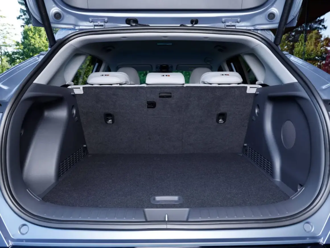 Maletero abierto del Hyundai Kona eléctrico. Las medidas son ideales para equipaje de fin de semana.
