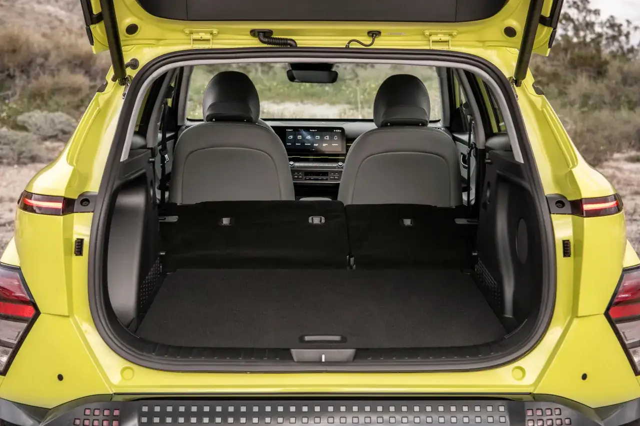 Maletero abierto del Hyundai Kona el&eacute;ctrico. Se aprecian los asientos traseros abatidos, maximizando el espacio. Las medidas del Hyundai Kona el&eacute;ctrico son ideales para tu d&iacute;a a d&iacute;a.