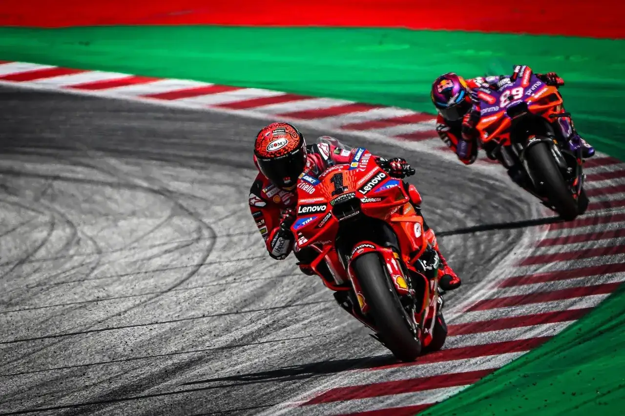 Dos motos de MotoGP compiten en una curva. La moto roja, n&uacute;mero 1, lidera. &iquest;Cu&aacute;ntos caballos tiene una MotoGP? &iexcl;M&aacute;s de 250!