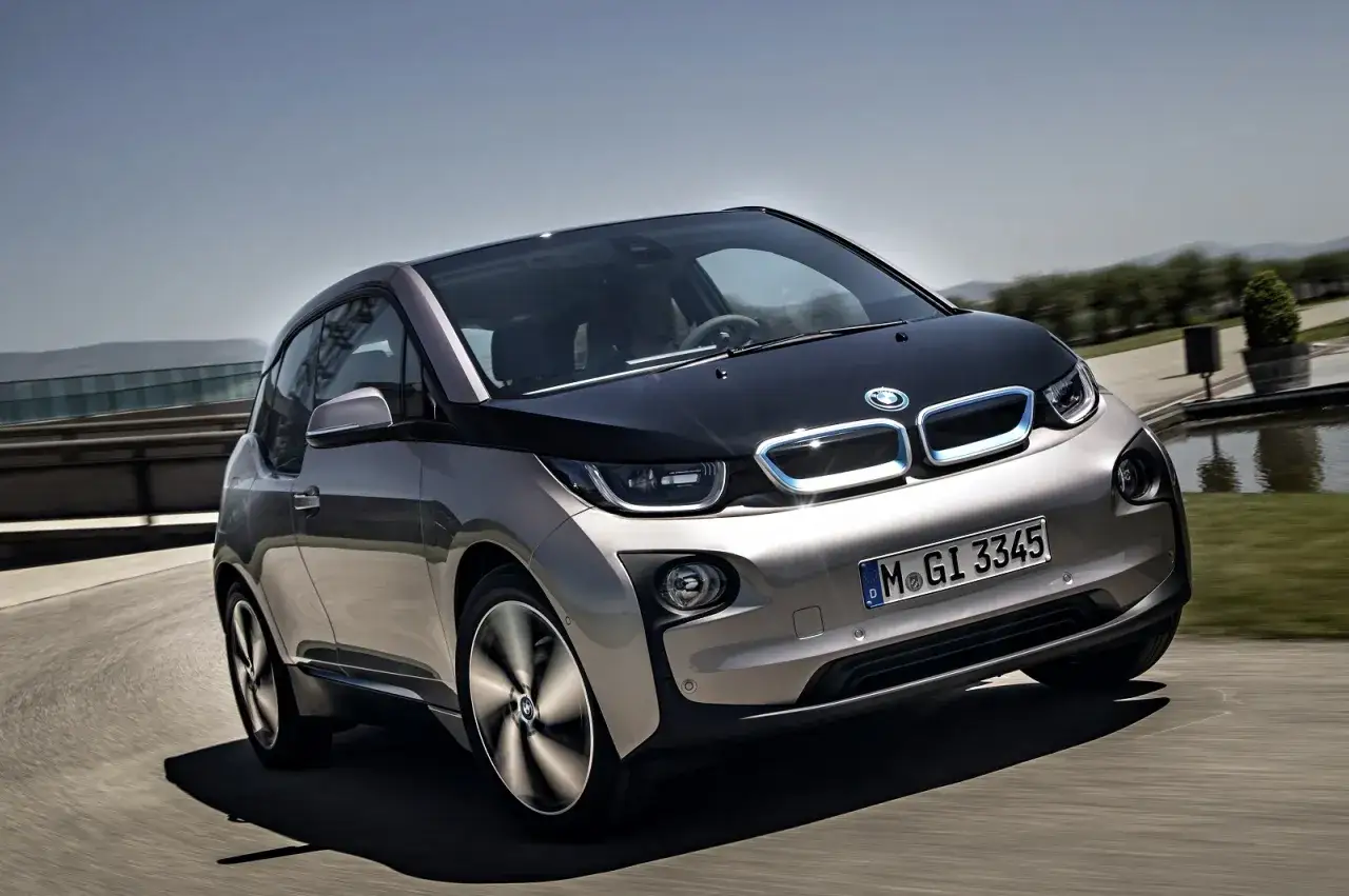 BMW i3 en movimiento, destacando su diseño futurista y su gran bmw i3 autonomia para viajes largos.