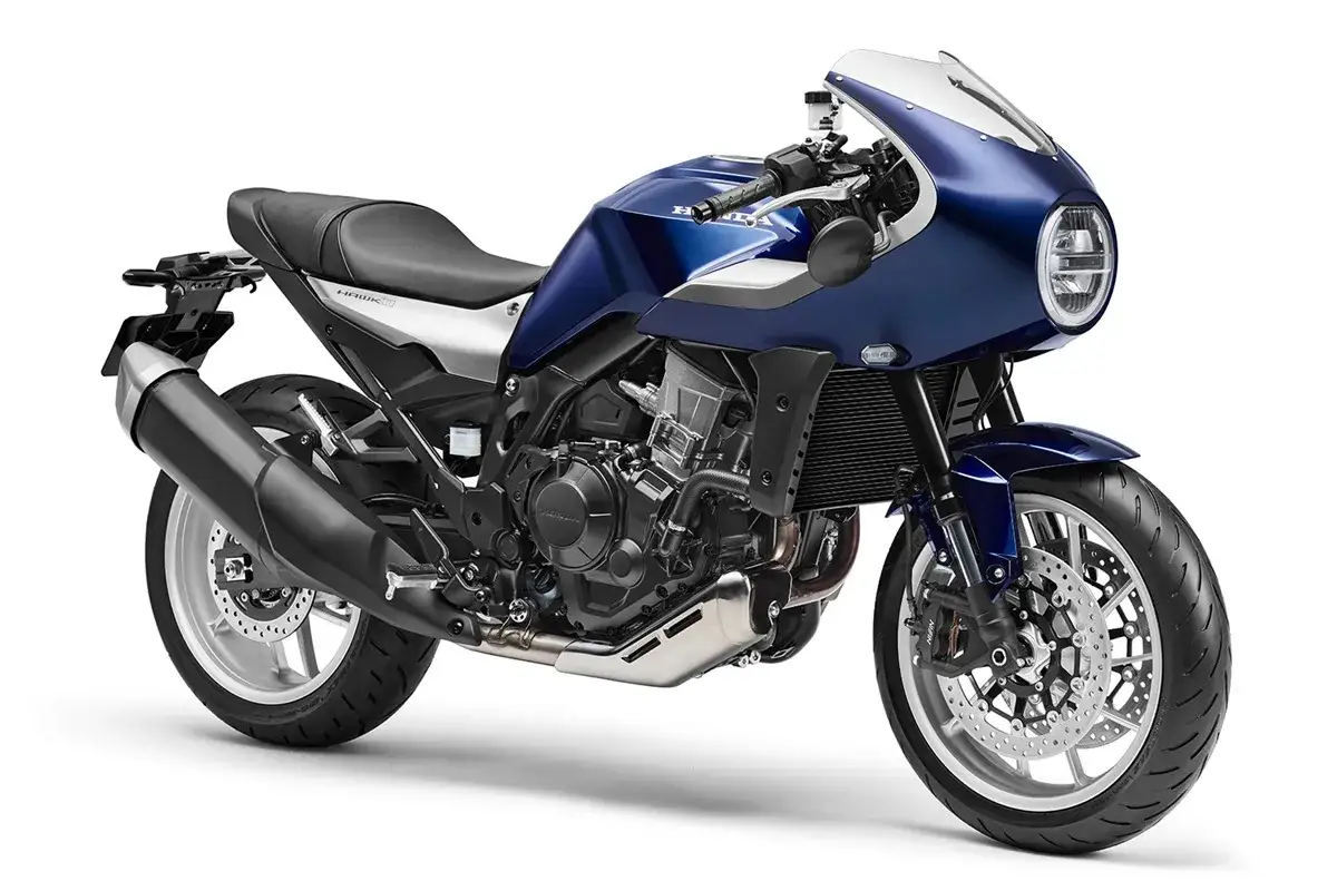Elegante moto azul neo retro con carenado deportivo y asiento negro. Un dise&ntilde;o que evoca la nostalgia con tecnolog&iacute;a moderna.