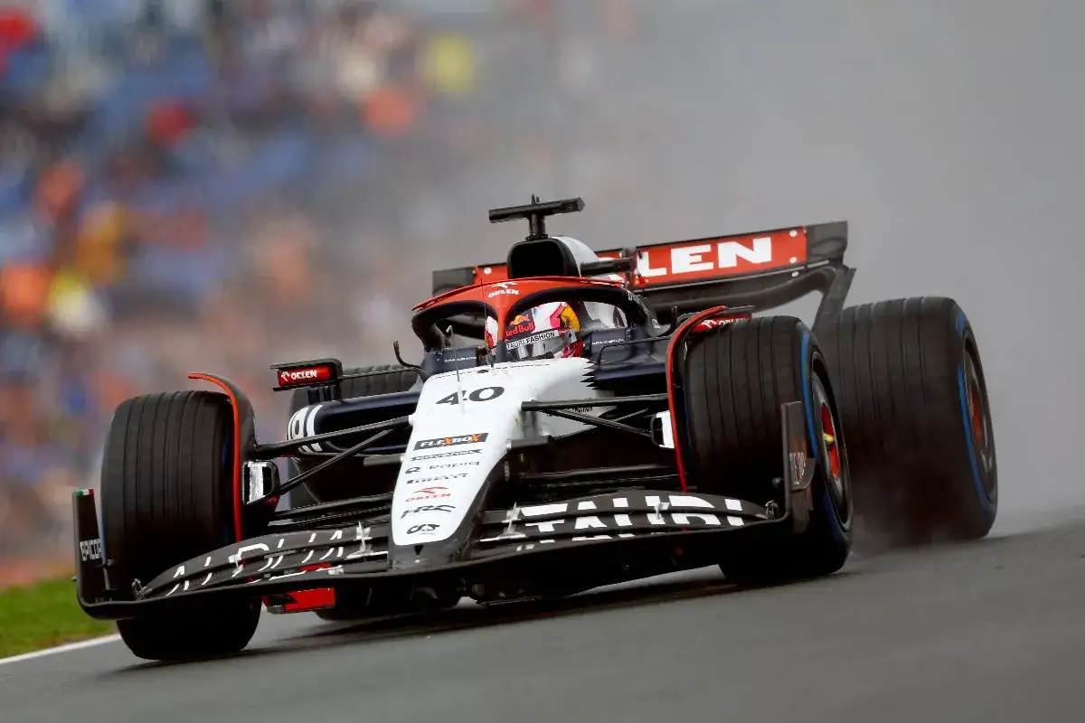 Liam Lawson compite en un coche de F1 bajo la lluvia, con el n&uacute;mero 40 en el morro.
