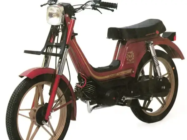 Un ciclomotor Derbi Variant rojo con detalles dorados, un clásico entre los **derbi variant modelos**.