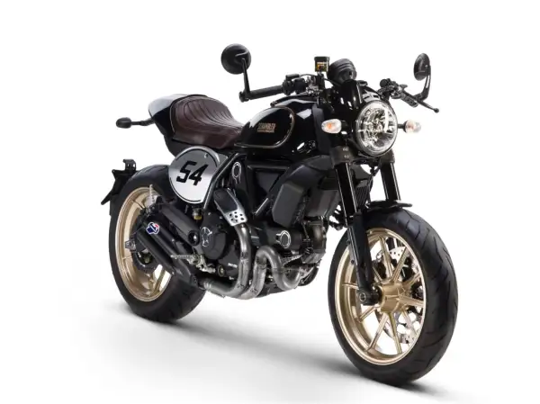 Ducati Scrambler Cafe Racer negra con asiento marrón, llantas doradas y el número 54 en un círculo blanco.