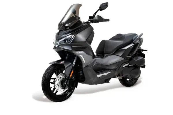 Scooter gris oscuro con parabrisas alto, asiento doble y detalles plateados. Una de las marcas de scooters más modernas.