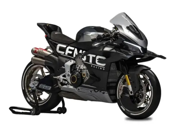 CFMoto 1000 RR negra, lista para la pista. Diseño agresivo y detalles de carreras.