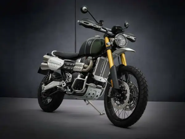 Motocicleta Triumph Scrambler, inspirada en el espíritu de aventura de Steve McQueen, con su diseño robusto y estilo clásico.