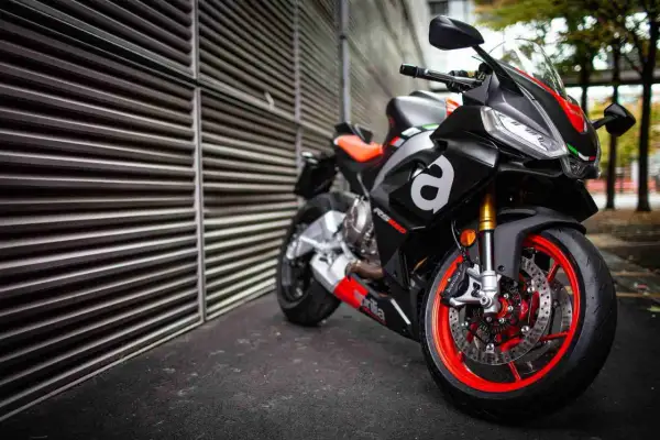 Deportiva Aprilia RS 660, una moto con mas cc de lo esperado, lista para la acción.