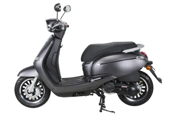 Moto gris, estilo clásico, parecida a la Vespa, con asiento negro y detalles cromados.