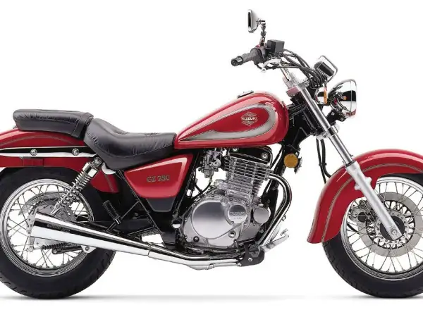 Motocicleta Suzuki GZ 250 Marauder roja, con asiento negro y detalles plateados. Lista para la aventura.