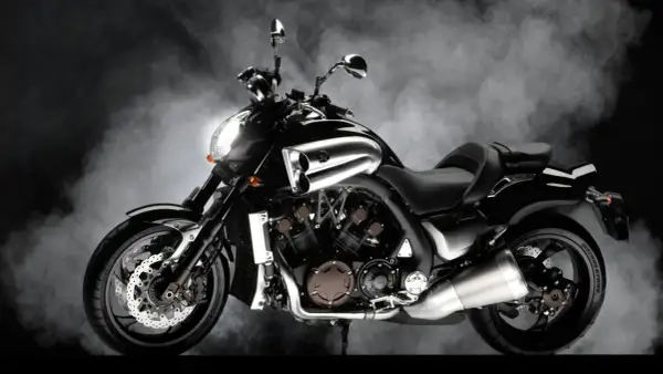 Potente V Max 1700 negra emerge de la niebla, mostrando su motor musculoso y diseño agresivo.