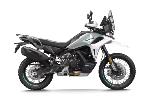 Una moto de aventura blanca y plateada, modelo 1000MTX de CF Moto, lista para explorar.