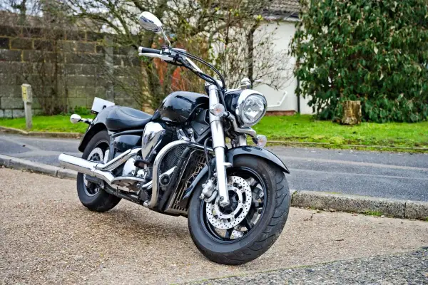 Yamaha Midnight Star 1300 negra, lista para recorrer la noche.