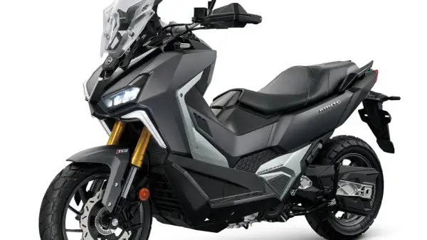 Scooter todo terreno gris oscuro con detalles plateados, asiento negro y parabrisas alto. ¡Listo para la aventura!
