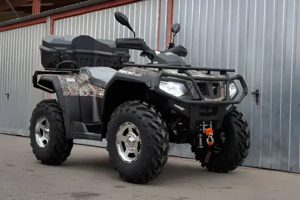 Un quad, también conocido como moto de 4 ruedas, listo para la aventura.