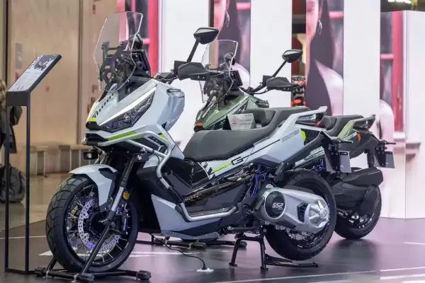 La Zontes 552H, una moto scooter de aventura blanca y gris con detalles verdes, lista para explorar.
