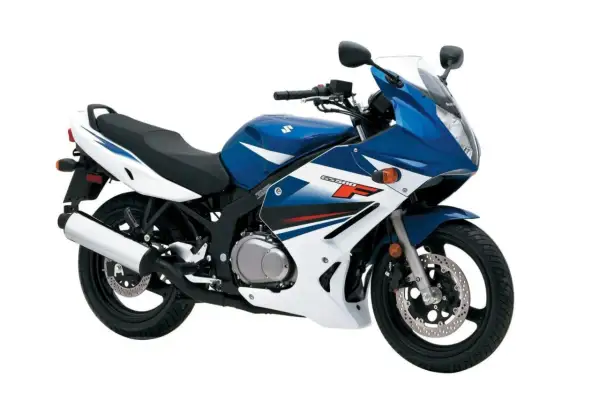 Suzuki GS 500 F azul y blanca, lista para la carretera.