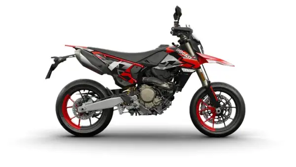 Moto supermotard Ducati roja y negra con detalles gráficos. Lista para la acción en cualquier terreno.