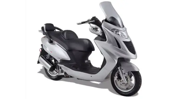 Scooter plateado, modelo Grand Dink 125, con asiento doble, parabrisas alto y detalles cromados.